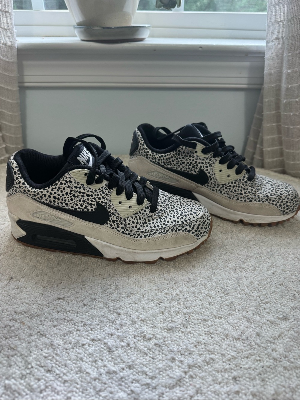 Nike air max women’s Black and Cream Speckled Sneakers 6 women’s